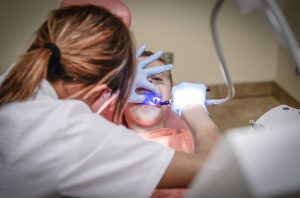 איך הופכים את ביקור של הילדים אצל רופא השיניים לחוויה חיובית?