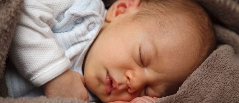 התינוק לא ישן: מדוע זה קורה וכיצד נפעל?